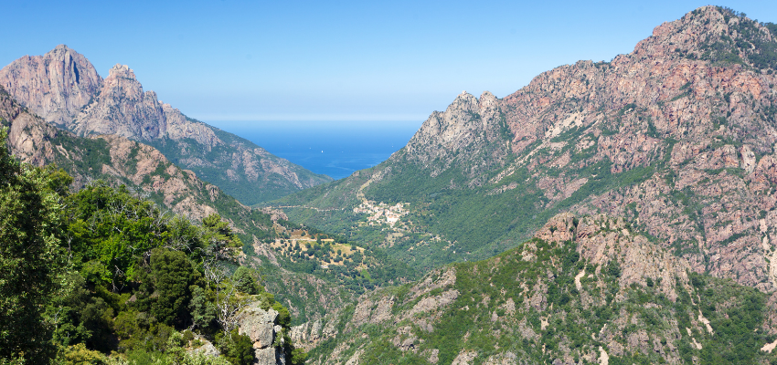 Vins de Corse – Terroirs d’exception entre mer et montagne
